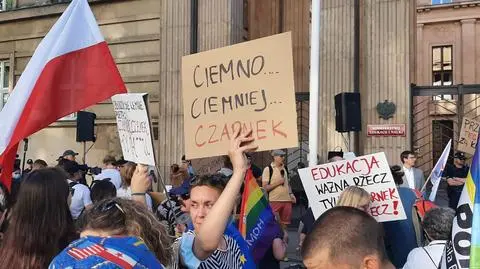 Protest przed siedzibą MEiN. "Nadchodzi mrok ideologizacji"