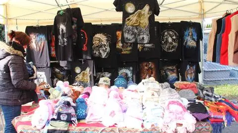 Wielki bazar przy cmentarzu. "Kupisz mydło i powidło"