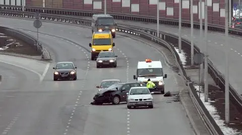 Wjechał w bariery, stanął w poprzek Płowieckiej