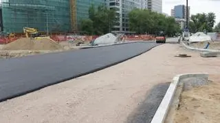 Kładą asfalt nad stacją Rondo ONZ