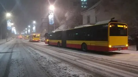 Śnieżyca dotarła do stolicy. Autobusy utknęły, samoloty opóźnione