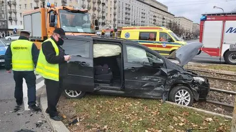 Rozbite auta na Grójeckiej. Jedno z nich wpadło na torowisko