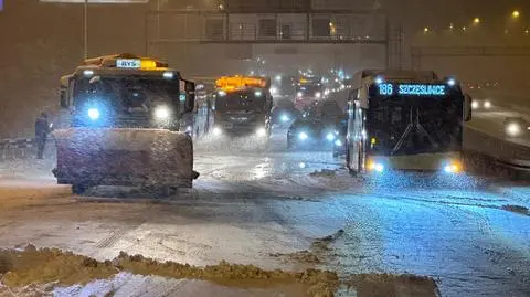 Warszawa sparaliżowana, autobusy utknęły na podjazdach