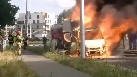 Pożar auta przy Sobieskiego i kłęby czarnego dymu