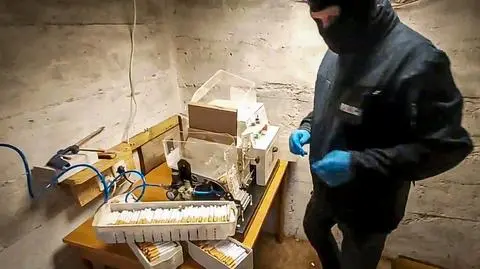 Cztery linie do produkcji papierosów, sypka i płynna amfetamina. Trzy osoby zatrzymane