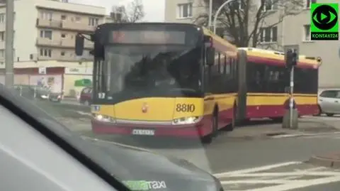 Niebezpieczne manewry autobusu. Na zakazie i przez chodnik