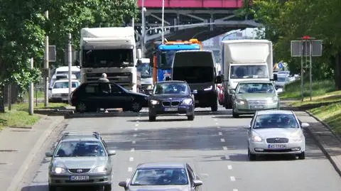 Kolizja ciężarówki i samochodu osobowego na Wisłostradzie 