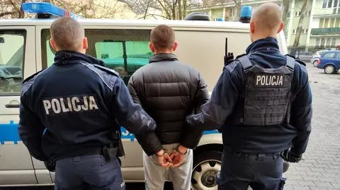 Policja: przedmiotem przypominającym broń zastraszył ekspedientkę, zabrał gotówkę, papierosy i alkohol