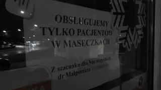 Przy wejściu do apteki wisi kartka przypominająca o maseczkach