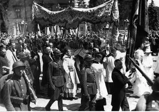 Procesja Bożego Ciała w 1934 roku. Na zdjęciu m.in. metropolita krakowski ks. kard. Aleksander Kakowski