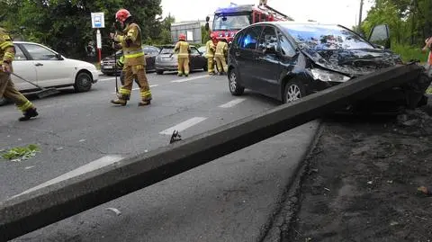 Auto uderzyło w betonowy słup, ten się złamał i zablokował ulicę