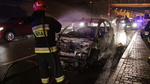 Samochód w płomieniach. Policja zamknęła tunel, Wola stanęła
