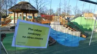 Zamknięty plac zabaw w Parku Ujazdowskim 