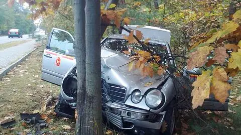 Wyprzedzał forda i wpadł na drzewo