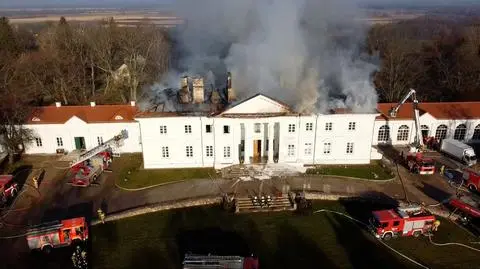 Pożar pałacu z XVIII wieku. Strażacy ratowali cenne zabytki, "zniszczenia są duże"