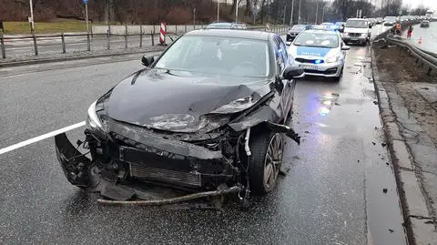 Zderzenie na Wisłostradzie. "Wjechał w bariery, ściął latarnię"