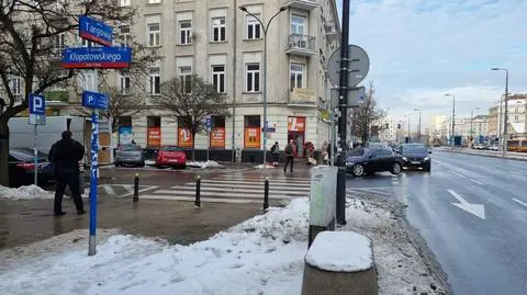 Była gołoledź, mężczyzna przewrócił się na chodniku i zmarł. Jest decyzja prokuratury