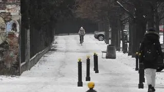 Nieodśnieżona droga dla rowerów