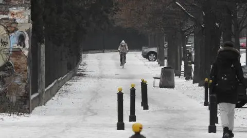 Nieodśnieżona droga dla rowerów