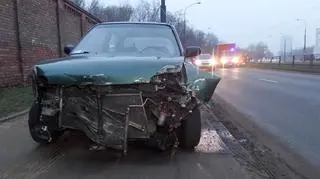 Nissan Micra wjechał w barierki 