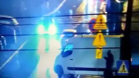 "Chciał kopnąć w busa, stracił równowagę i wpadł pod samochód"
