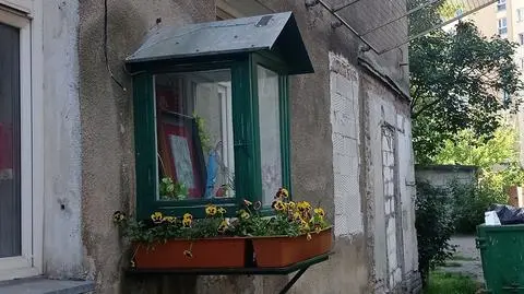 Na parterze wisi kapliczka, na półpiętrach zachowały się szafy-spiżarnie. Remont zabytkowych kamienic