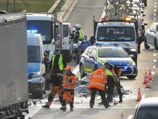 Służby sprzątają po zderzeniu na S8