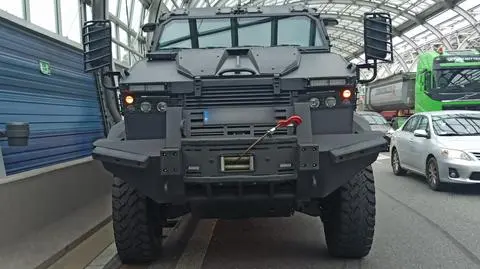 Zderzenie z pojazdem opancerzonym na trasie S8