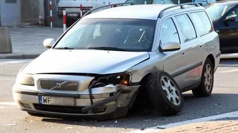 Volvo bez koła po zderzeniu z nissanem