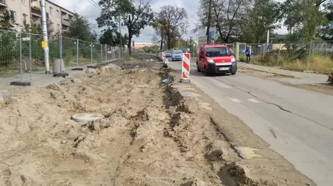 Głębocka: rozkopany pas i wyboje. A urzędnicy "aktualizują harmonogram"