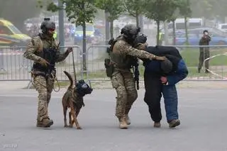 Policyjni kontrterroryści ćwiczyli na błoniach PGE Narodowego