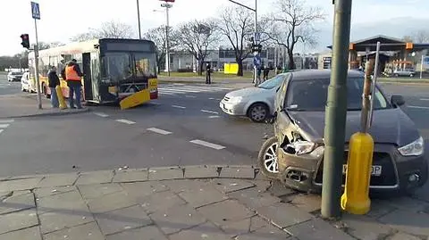 Zderzenie autobusu i mitsubishi. Trzy osoby ranne