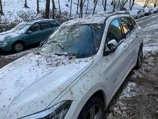 Na Jakubowskiej drzewo spadło na cztery auta 