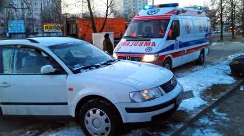 Zasłabł i wpadł na parking