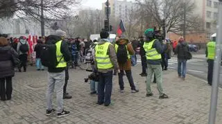 Uczestnicy marszu zbierają się przy ulicy Stawki