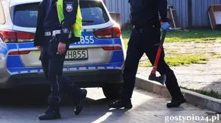 Mężczyzna z siekierą groził policjantom