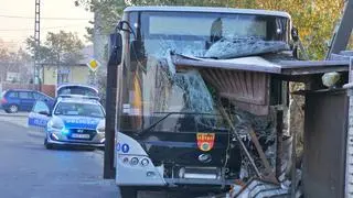 Autobus uderzył w ogrodzenie