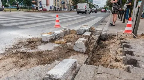 Nawierzchnia, krawężniki, płyty dla niewidomych. Usuwają bariery na Woli