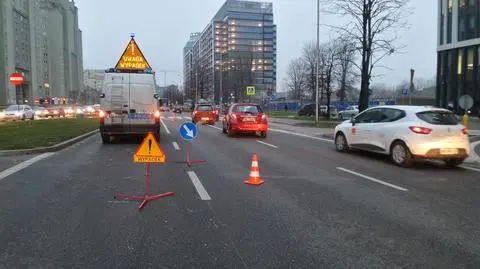 Peugeot potrącił kobietę na przejściu w Al. Jerozolimskich