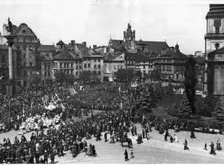 Procesja Bożego Ciała w 1931 roku. Z lewej strony widoczna Kolumna Zygmunta.