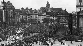 Procesja Bożego Ciała w 1931 roku. Z lewej strony widoczna Kolumna Zygmunta.