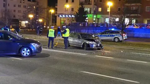 Wypadek na Ursynowie, dwie osoby trafiły do szpitala. "Honda wygląda jak auto rajdowe"