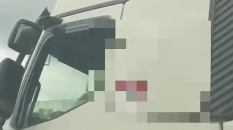 Z kabiny ciężarówki rzucał różnymi przedmiotami w jadące obok auto
