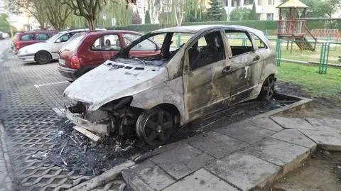 Płomienie na parkingu. Ogień zajął całe auto