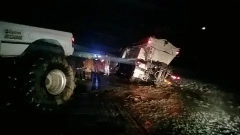 Solarka ugrzęzła w śniegu. Nie pomógł nawet monstertruck