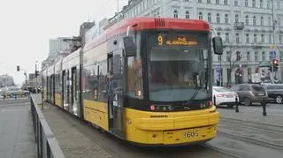 Drzwi tramwaju przycięły rękę pasażerce