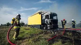 Strażacy zabezpieczeni aparatami powietrznymi ugasili pożar