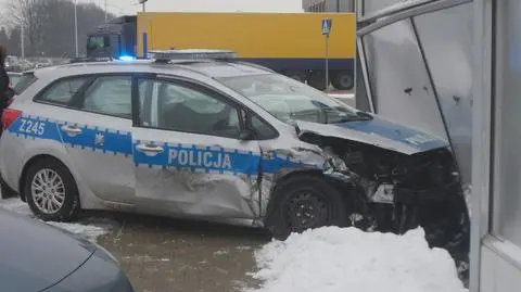 Po zderzeniu radiowóz wpadł w ekran dźwiękochłonny