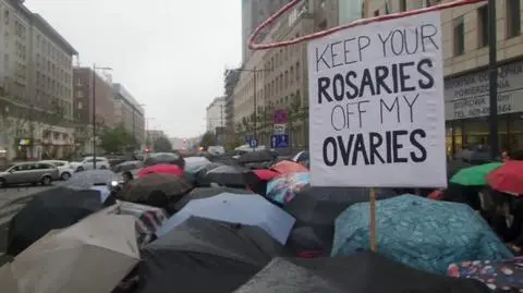 Protestujący przechodzą przez centrum