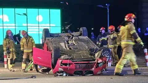 Po uderzeniu w bariery auto dachowało, kierowca uciekł